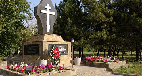 Памятный знак около въезда в Северное кладбище. Фото: https://ru.wikipedia.org/wiki/%D1%E5%E2%E5%F0%ED%EE%E5_%EA%EB%E0%E4%E1%E8%F9%E5_%28%D0%EE%F1%F2%EE%E2-%ED%E0-%C4%EE%ED%F3%29#/media/File:North_cemetery_Sign.jpg