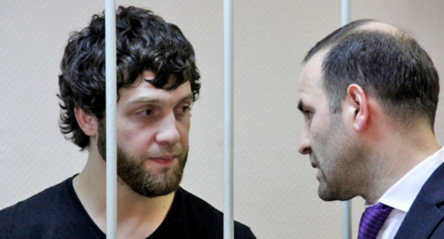 Магомед Точиев и адвокат Муса Плиев (справа). Москва, 6 апреля 2015 г. Фото Магомеда Туаева для "Кавказского узла"