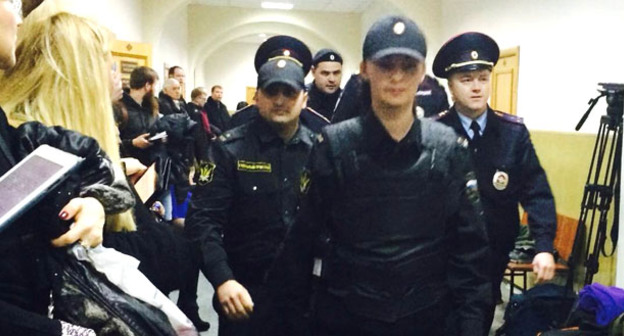 Сотрудники силовых структур в коридоре Басманного районного суда Москвы. 6 апреля 2015 г. Фото корреспондента "Кавказского узла"