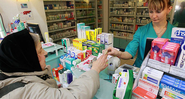 Покупка лекарств. Фото: http://bloknot-volgograd.ru/news/v-volgograde-i-oblasti-apteki-nezakonno-zavyshayut-590349