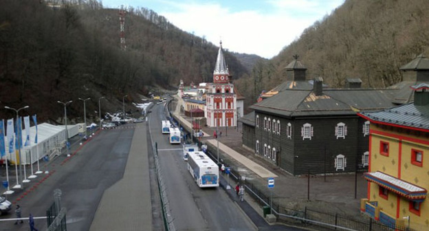 Железнодорожная станция «Красная поляна». Вид с нижней станции канатной дороги экстрим-парка "Роза-Хутор". Фото Григория Шведова для "Кавказского узла"