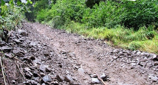 Сель на дороге. Фото: http://bloknot-krasnodar.ru/news/v-sochi-na-dorogu-soshel-selevoy-potok-589970?sphrase_id=53738