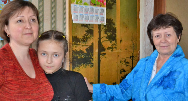 Семья Ткачевых (слева направо) Анна Ткачева, ее дочь и мама. Сочи, апрель 2015 г. Фото Светланы Кравченко для "Кавказского узла"