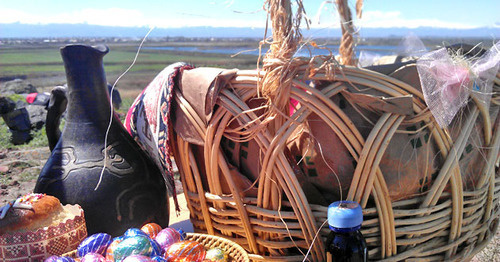 Языческая община Армении отметила праздник пробуждения природы Затик. Символ этого праздника является окрашенное яйцо. 5 апреля 2015 г. Фото Тиграна Петросяна для "Кавказского узла"