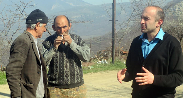 Председатель партии "Национальное возрождение" Айк Ханумян на встрече с избирателями в Степанакерте. Нагорный Карабаха. 8 апреля 2015 год. Фото Алвард Григорян