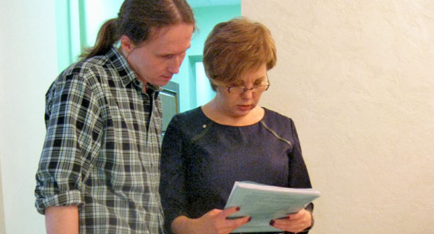 Адвокат Светлана Сидоркина и активист группы поддержки Бориса Стомахина обсуждают защиту подсудимого. Фото Вячеслава Ферапошкина для "Кавказского узла"