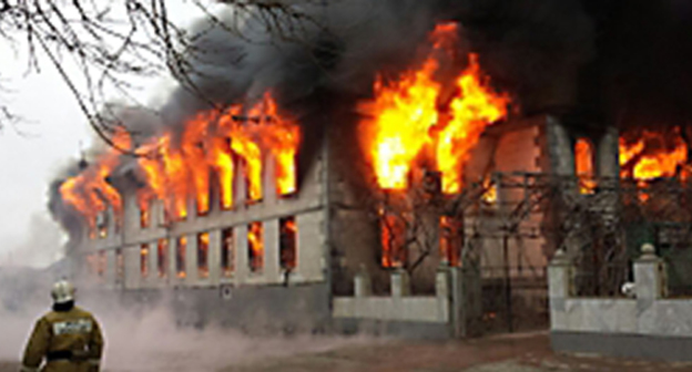 Горит центральная мечеть города Кизляра. Фото: http://www.05.mchs.gov.ru/operationalpage/operational/item/2685553/