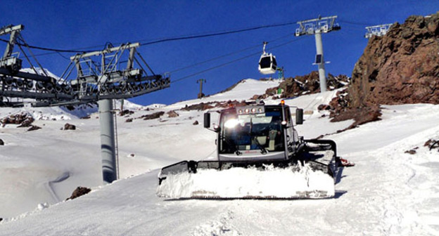 Снегоуплотнитель. Приэльбрусье. Фото Луизы Оразаевой для "Кавказского узла"