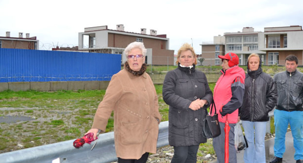 Жители поселка "Таврический" в Сочи провели собрание, на котором заявили о нарушении их прав строителями, установившими забор, который преградил местным жителям проход к морю. Сочи, 12 апреля 2015 г. Фото Светланы Кравченко для "Кавказского узла" 
