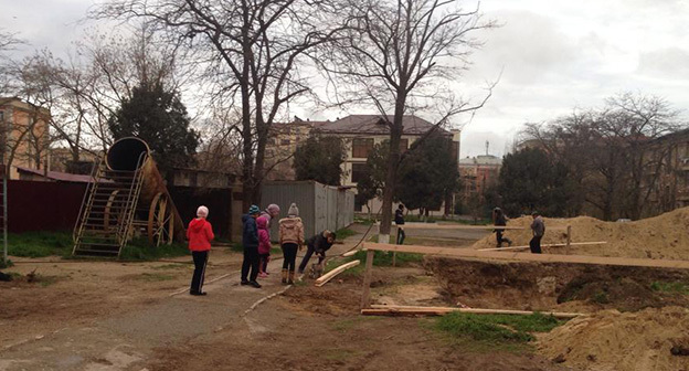 Строительство на месте детской площадки во дворе жилого дома. Фото Мадины Алиевой
