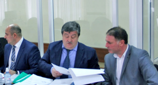 Адвокат Аладуи Мусаев (в центре) в зале суда. Ставропольский край, апрель 2015 г. Фото Магомеда Туаева для "Кавказского узла"
