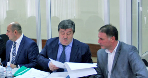 Адвокат Аладуи Мусаев (в центре) в зале суда. Ставропольский край, апрель 2015 г. Фото Магомеда Туаева для "Кавказского узла"