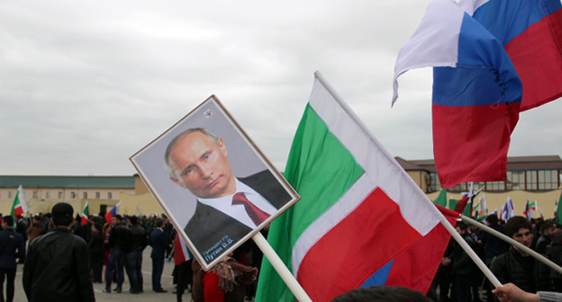 Портрет Владимира Путина и флаги Чечни и России. Грозный, март 2015 г. Фото Ахмеда Альдебирова для "Кавказского узла"