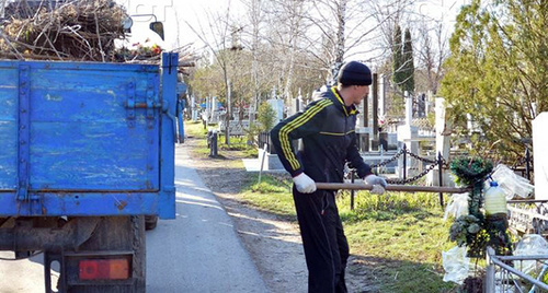 Уборка территории кладбища в Ростове. Фото: http://bloknot-rostov.ru/thumb/800x0xcut/upload/iblock/9ae/kladbishche.jpg