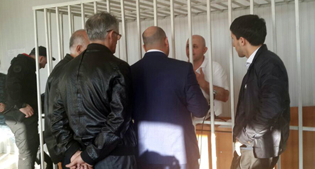 Защитники Шамиля Мусаева. Фото Хеды Расаевой для "Кавказского узла"