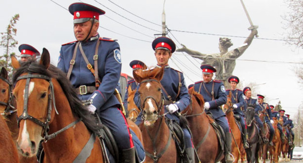 В Волгограде на Мамаевом кургане стартовал всероссийский казачий переход "Волгоград-Севастополь", посвященный 70-летию победы в Великой отечественной войне. 17 апреля 2015 г. Фото Вячеслава Ященко для "Кавказского узла"