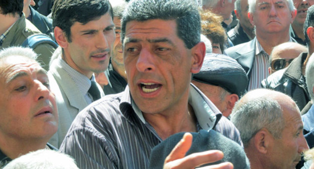 Экс-сотрудники завода «Наирит» протестуют перед зданием правительства Армении. Ереван, 17 апреля 2015 г. Фото Тиграна Петросяна для "Кавказского узла"