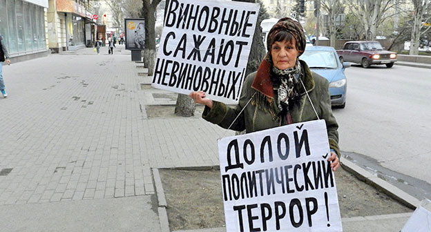 Галина Тихенко во время одиночного пикета против политических репрессий. Волгоград, 19 апреля 2015 г. Фото Татьяны Филимоновой для "Кавказского узла"