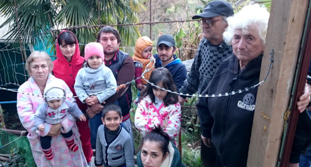 Около 15 человек оказались заблокированы строителями на территории садового товарищества в Сочи. Апрель 2015 г. Фото Светланы Кравченко для "Кавказского узла"