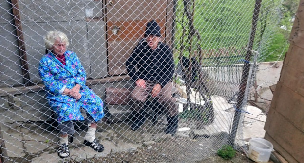 На территории садового товарищества в Сочи заблокированы 10 человек. 19 апреля 2015 г. Фото Светланы Кравченко для "Кавказского узла"