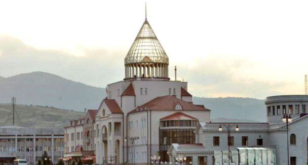 Здание Национального Собрания Нагорного Карабаха в Степанакерте. Фото: Karen Minasyan (RFE/RL)