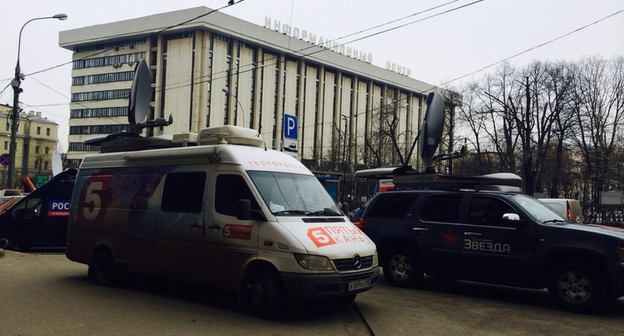 Машины СМИ возле здания Басманного суда. Фото корреспондента "Кавказского узла"