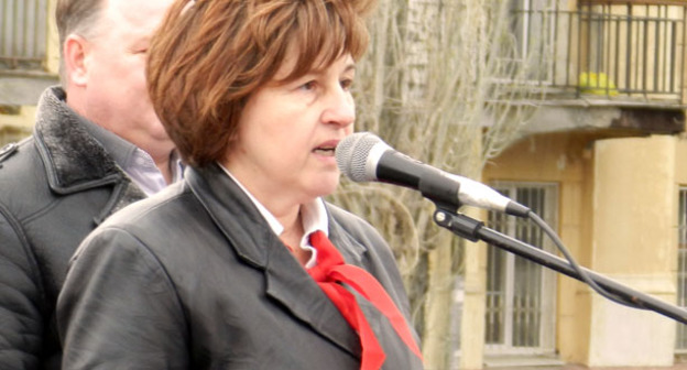 Председатель областной общественной пионерской организации Наталья Говорова во время митинга против запрета коммунистической пропаганды и символики на Украине. Волгоград, 22 апреля 2014 г. Фото Татьяны Филимоновой для "Кавказского узла"