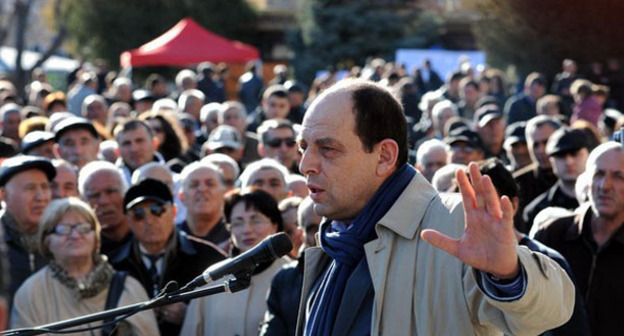 Правозащитник Аветик Ишханян. Фото: Нелли Бабаян http://ru.aravot.am/2013/08/09/158758/