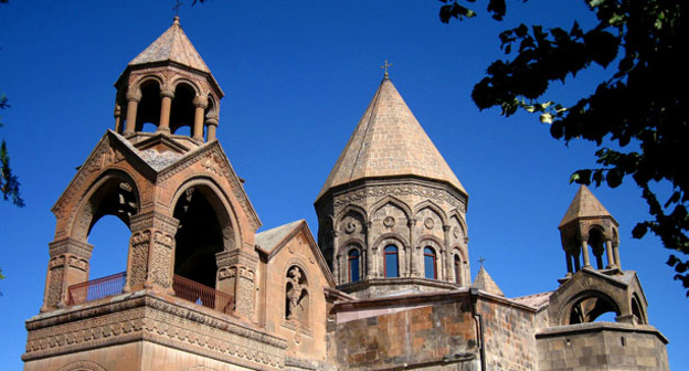 Эчмиадзинский кафедральный собор. Фото: Butcher https://ru.wikipedia.org