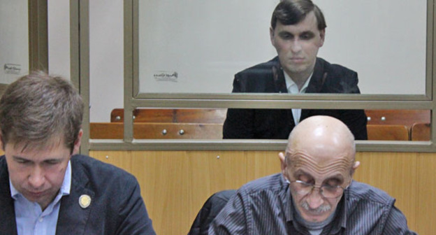 Историк Алексей Чирния (на заднем плане) в зале суда. Ростов-на-Дону, 23 апреля 2015 г. Фото Артур Асафьев для "Кавказского узла"