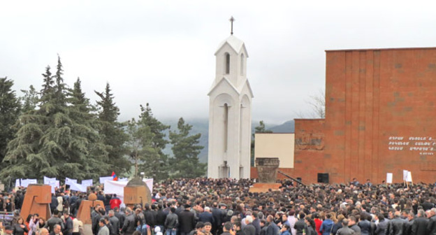 В Степанакертском мемориальном комплексе состоялась церемония открытия памятника-колокольни, посвященного 100-летию геноцида армян в Османской империи. Нагорный Карабах, 24 апреля 2015 г. Фото Алвард Григорян для "Кавказского узла"