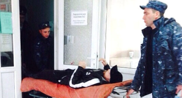 Сотрудники полиции забирают Ислама Кубанова в следственный изолятор из стационара после операции. Фото: Галина Урусова