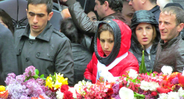 Люди возлагают цветы к мемориальному комплексу "Цицернакаберд". Ереван, 24 апреля 2015 г. Фото Тиграна Петросяна для "Кавказского узла"