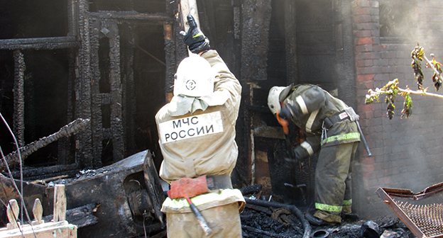 Сотрудники МЧС на месте пожара на улице Чехова. Астрахань, апрель 2015 г. Фото Вячеслава Ященко для "Кавказского узла"
