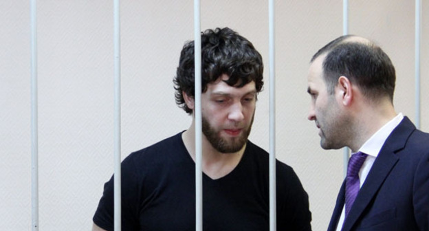 Магомед Точиев (за решеткой) и его адвокат Муса Плиев. Фото Магомеда Туаева для "Кавказского узла"