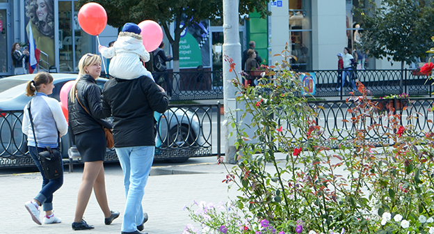 Семья на улицах Ростова-на-Дону. Фото Олега Пчелова для "Кавказского узла"