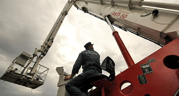 Сотрудник МЧС. Фото: Сергей Карпов. ЮГА.ру