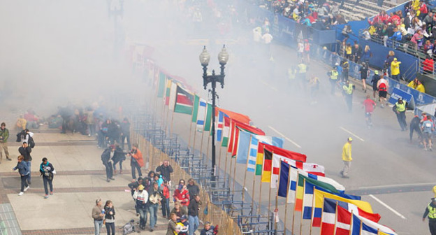 Теракт в Бостоне. 15 апреля 2013 г. Фото: Aaron "tango" Tang https://ru.wikipedia.org