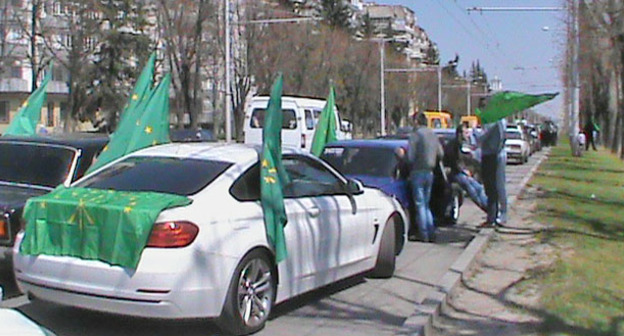 Автопробег в честь Дня черкесского флага. Нальчик, 25 апреля 2015 г. Фото Людмилы Маратовой для "Кавказского узла"
