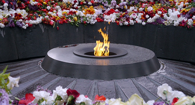 Цветы у вечного огня в мемориальном комлексе «Цицернакаберд». Ереван, 24 апреля 2015 г. Фото Инессы Саргсян для "Кавказского узла"