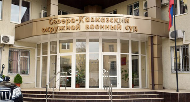 Главный вход в здание Северо-Кавказского окружного военного суда. Фото Олега Пчелова для "Кавказского узла"