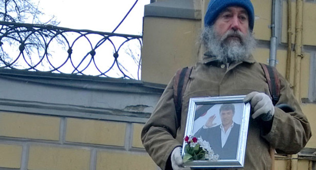 Портрет Бориса Немцова в руках одного из участников панихиды по Немцову. Москва, 3 марта 2015 г. Фото Вячеслава Ферапошкина для "Кавказского узла"