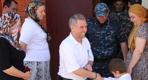 Руслана Кутаева выводят из зала суда. Урус-Мартан. Фото Магомеда Магомедова для "Кавказского узла"