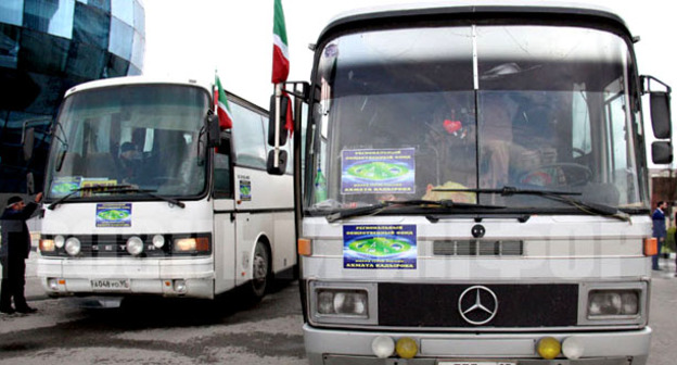 Автобус с детьми из Донбасса в Грозном. Апрель 2015 г. Фото http://www.grozny-inform.ru/multimedia/photos/59203/