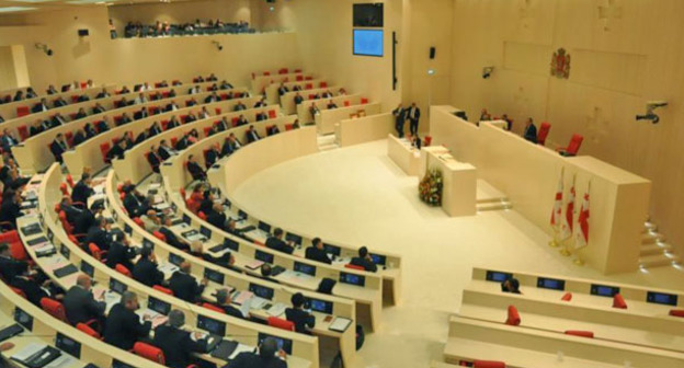 Зал заседаний парламента Грузии. Фото: VOA - Voice of America (Russian service)http://en.wikipedia.org/