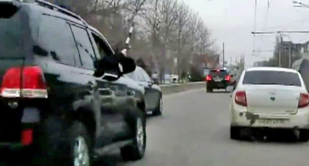 Охранник из джипа сопровождения кортежа Абдулатипова бьет полицейским жезлом по боковым зеркалам окружавшие автомобили. Махачкала, 1 апреля 2015 г. Кадр из видео пользователя MishkaKG http://www.youtube.com/watch?v=GZzEzujUah8