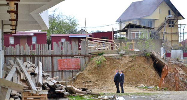 В Сочи дольщики ЖК «Лукоморье» потребовали достроить их дом. 3 мая 2015 г. Фото Светланы Кравченко для "Кавказского узла"