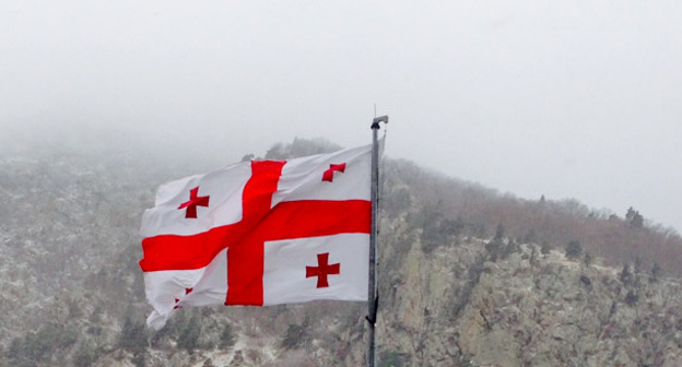 Грузинский флаг. Фото Ахмеда Альдебирова для "Кавказского узла"