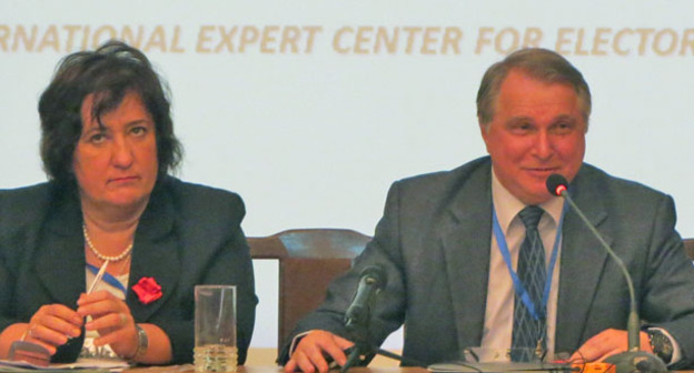 Президент Международного экспертного центра избирательных систем Александ Цинкер (в середине) в Степанакерте. Нагорный Карабах. 4 мая 2015 г. Фото Алвард Григорян для "Кавказского узла"