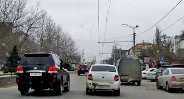 Охранник из джипа сопровождения кортежа Абдулатипова бьет полицейским жезлом по боковым зеркалам окружавшие автомобили. Махачкала, 1 апреля 2015 г. Кадр из видео пользователя MishkaKG http://www.youtube.com/watch?v=GZzEzujUah8